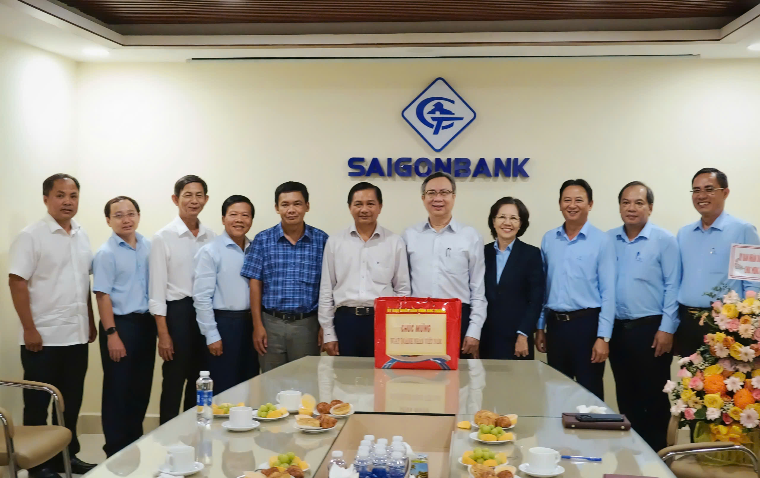 CHỦ TỊCH ỦY BAN NHÂN DÂN TỈNH SÓC TRĂNG VÀ ĐOÀN CÔNG TÁC ĐẾN LÀM VIỆC VỚI SAIGONBANK